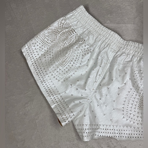 Blank NYC Faux Leather Silver Laser Cut Floral Elastic Waist Shorts Size 25 - Picture 11 of 16